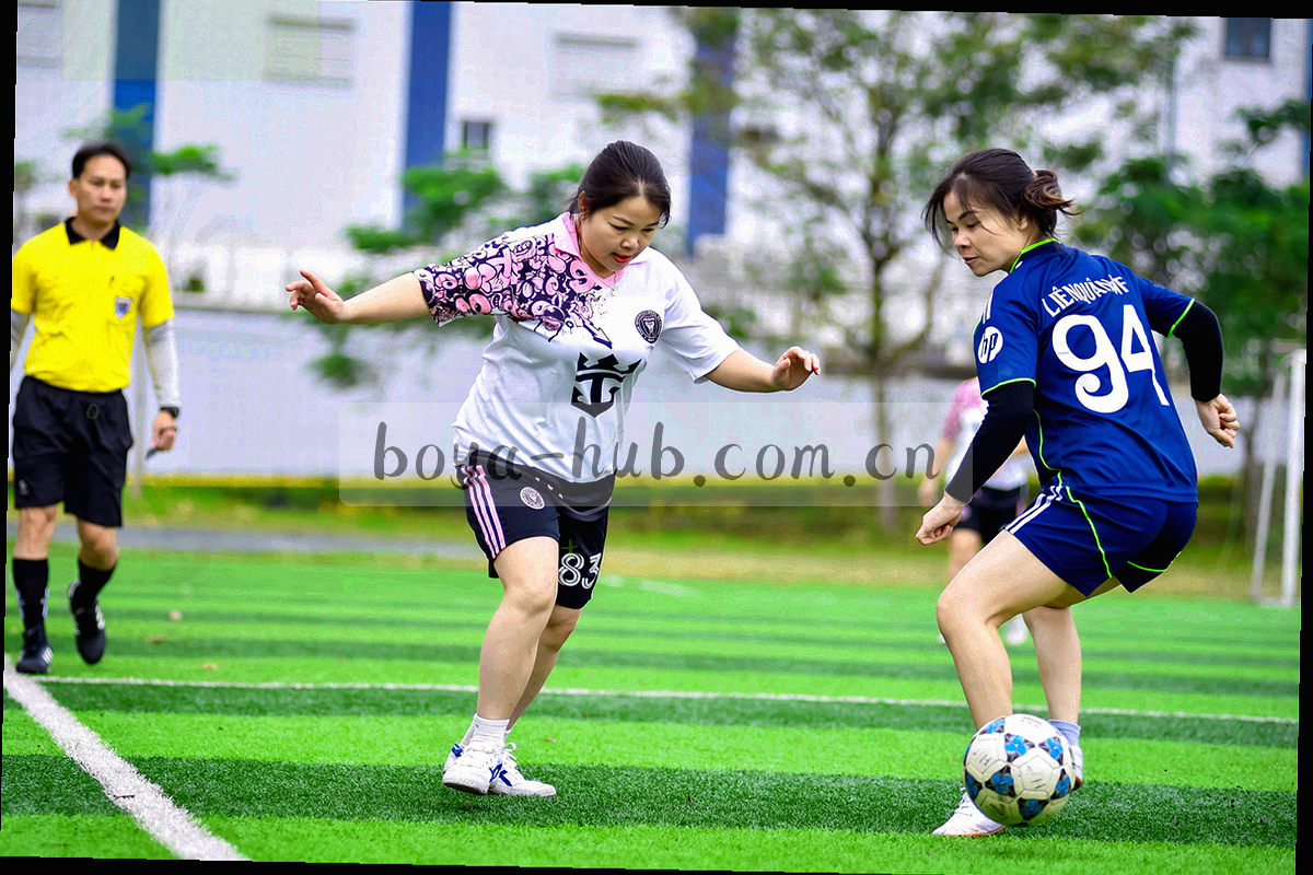 俯拍桌面，合作流程卡片、笔记本与笔排列整齐，用于说明内容合作对接场景