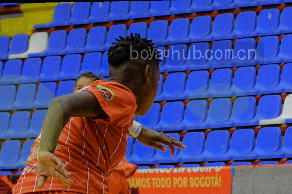 深墨蓝桌面俯拍帮助文档索引卡片，按六个分类排列并带青瓷绿标签